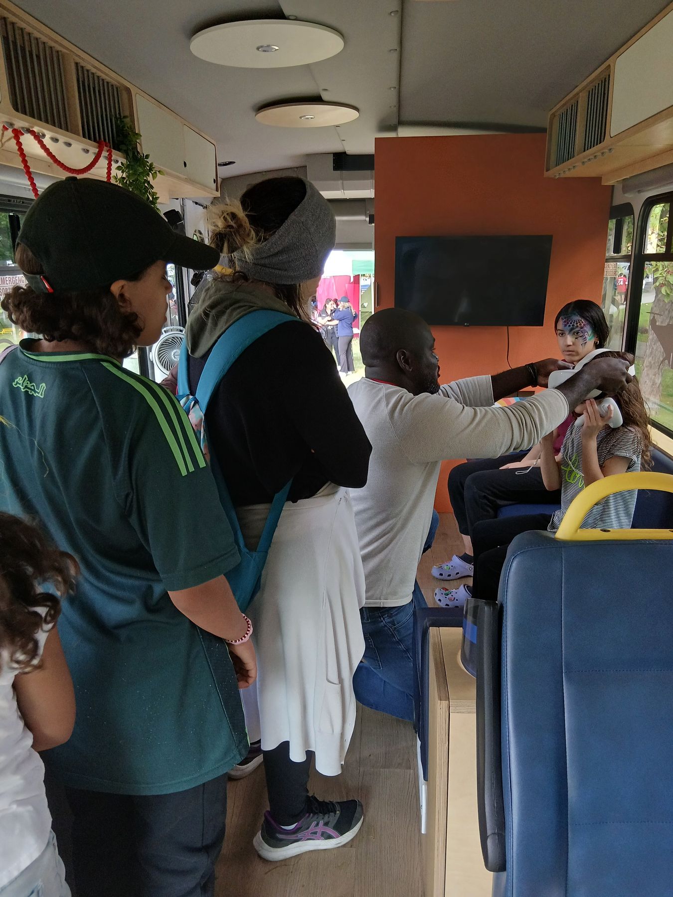 Activité de maquillage pour enfants à bord du Léo-Van, septembre 2025